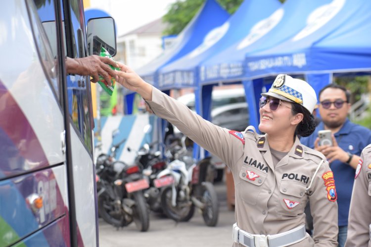 Menilik Aksi Simpatik Polisi di Pos Pelayanan Nataru Terminal Purabaya